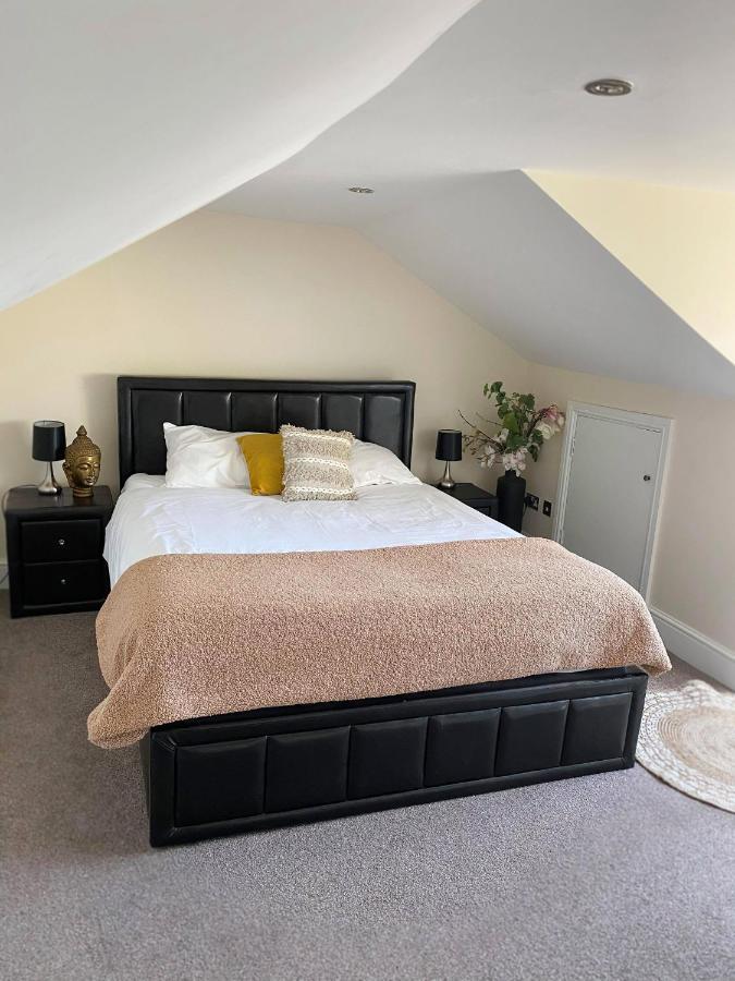 Letting Serviced Apartments - Guards View, Windsor Extérieur photo