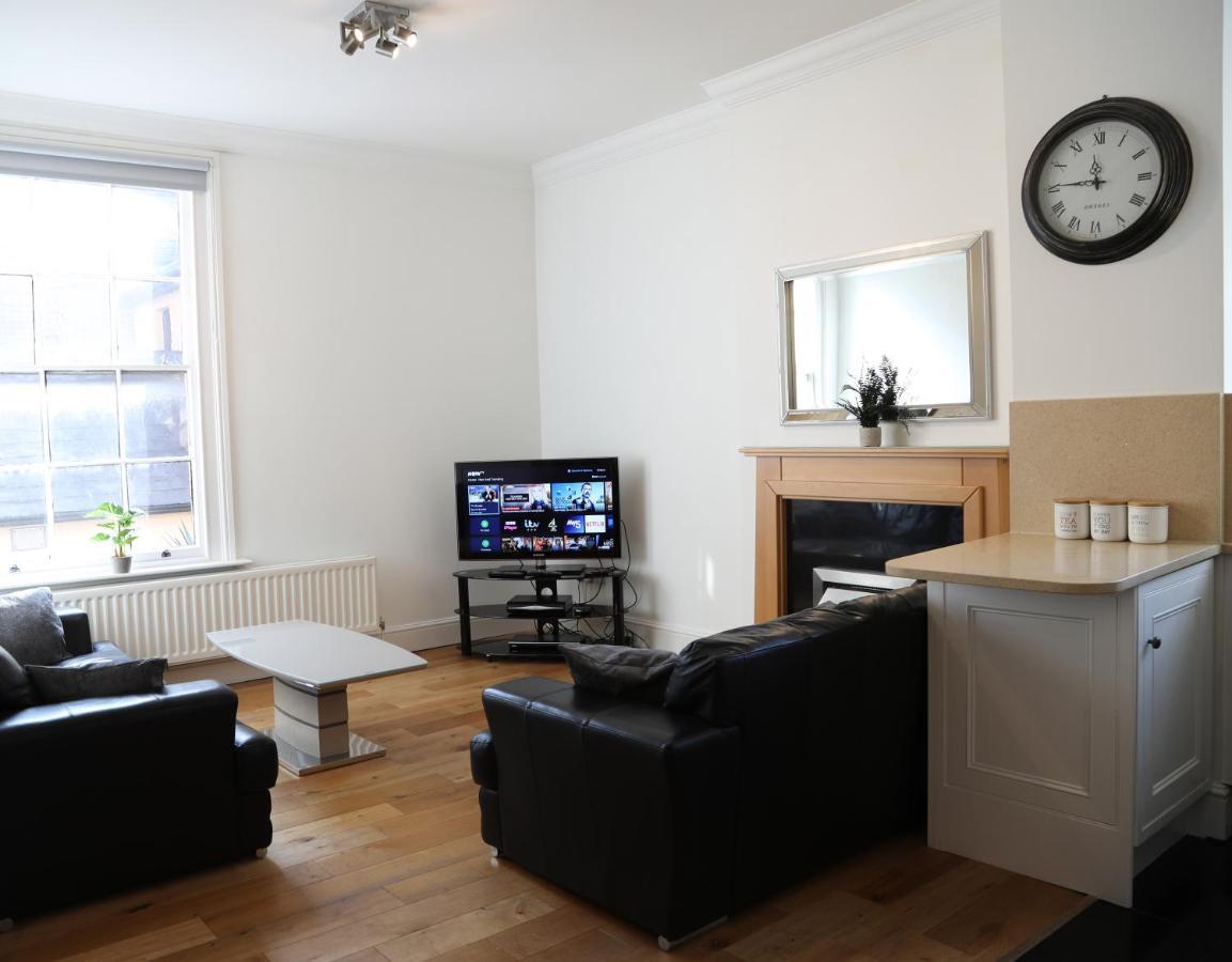 Letting Serviced Apartments - Guards View, Windsor Extérieur photo