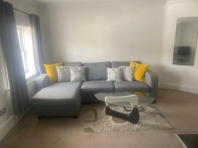 Letting Serviced Apartments - Guards View, Windsor Extérieur photo